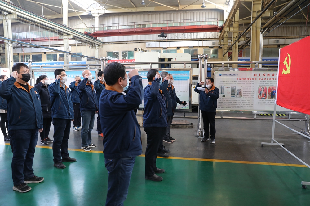 圖3： 2月21日，新成立的口罩機(jī)項(xiàng)目研發(fā)和生產(chǎn)兩個(gè)臨時(shí)黨支部在黨旗下誓師，勇于擔(dān)當(dāng)、不怕困難、全力以赴，堅(jiān)決完成攻堅(jiān)任務(wù)。1.jpg