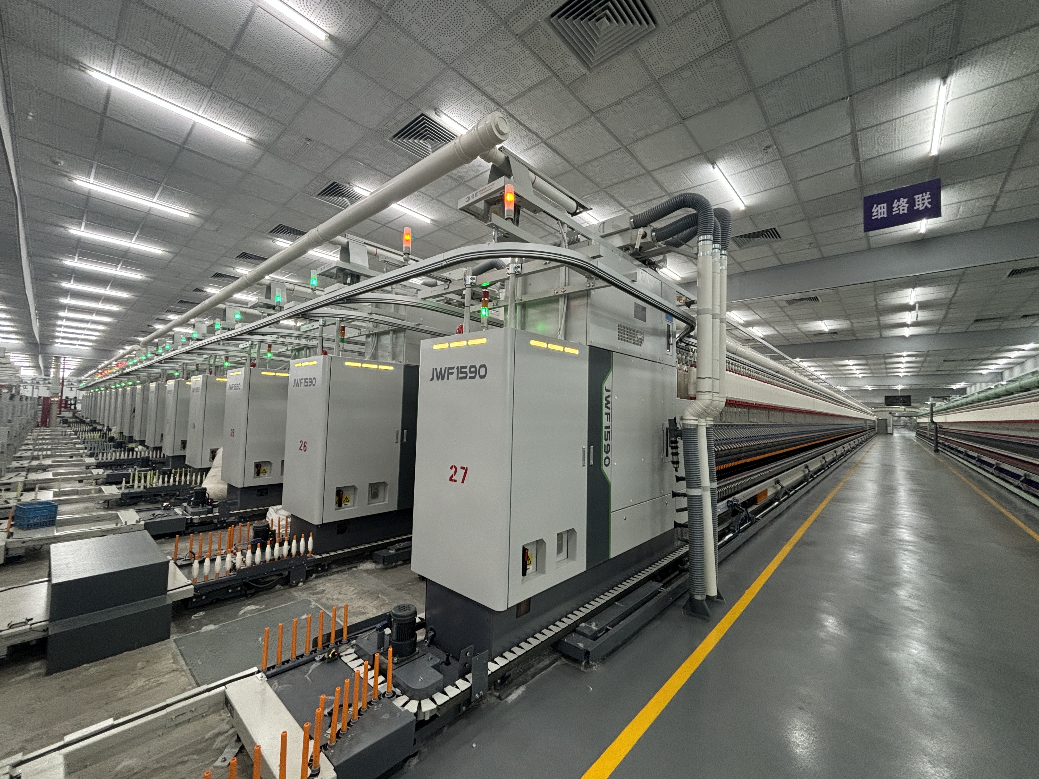 客戶現(xiàn)場的JWF1590型整節(jié)裝配式細紗機.jpg